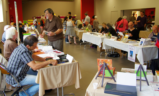 Vue de la salle des auteurs à la fête du livre de Roisey 2012