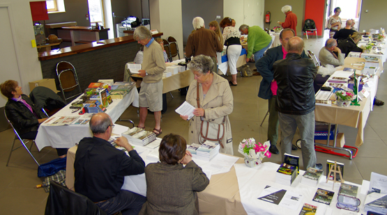 Les stands des auteurs lors de la fête du livre 2012 Rencontre avec les auteurs à la fête du livre de Roisey (Loire)