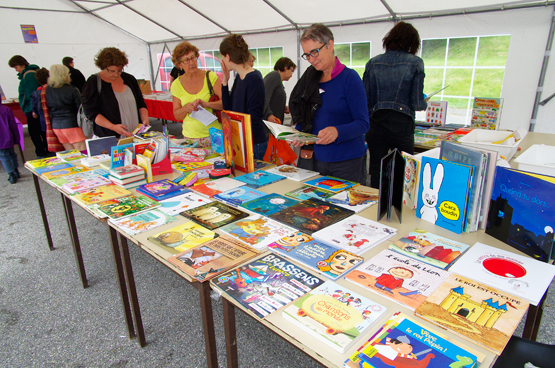 Le stand d'une librairie à la fête du livre de Roisey 2017 Vue d'un stand de librairie pour livres jeunesse