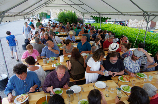 Repas partagé avec les auteurs et éditeurs Le repas convivial à la fête du Livre de Roisey