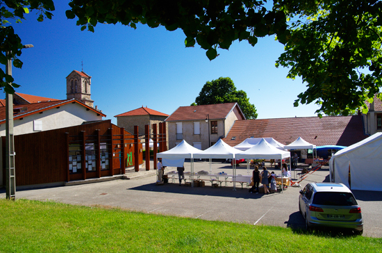 Quelques stands des éditeurs et l'entrée de la Salle des fêtes Vue de Roisey avec les stands des éditeurs à la fête du livre 2017