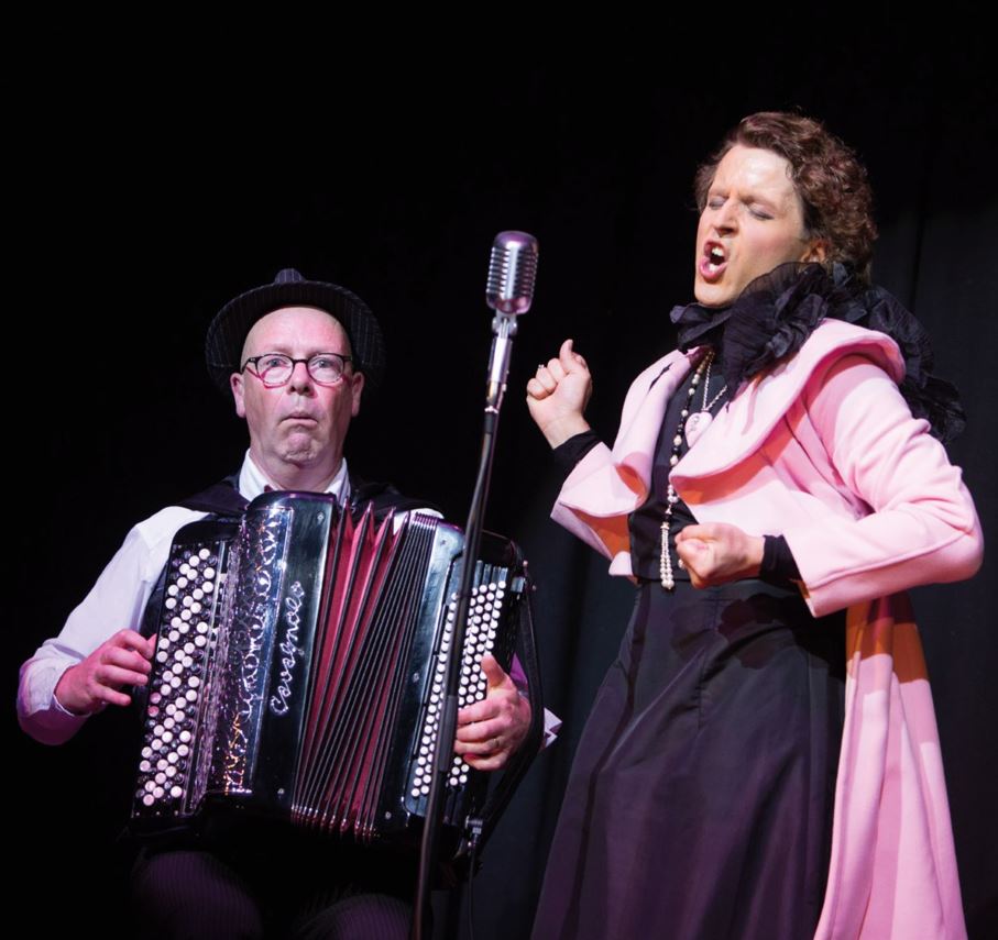 Miss Lulu et son accordéoniste sur scène