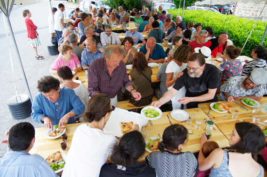 Le repas en commun lors de la Fête du Livre de Roisey